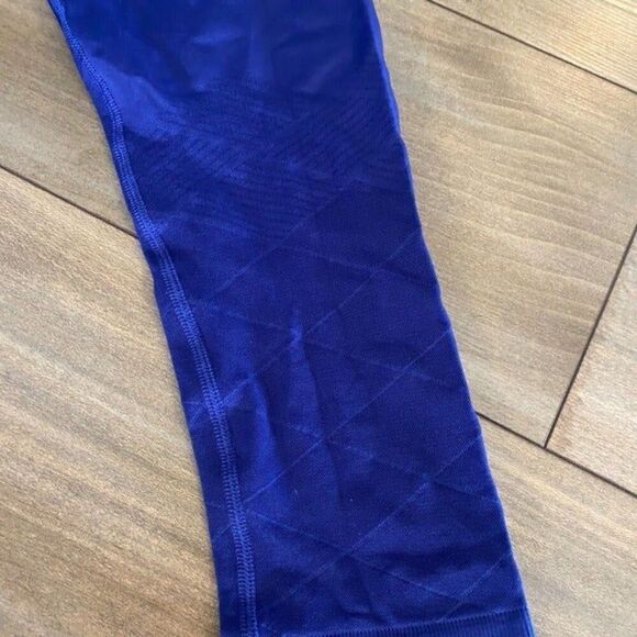 Nike Blue Pattern Athletic Cropped Seamless‎ Leggings Women Medium Bin G-23 - Picture 5 of 5